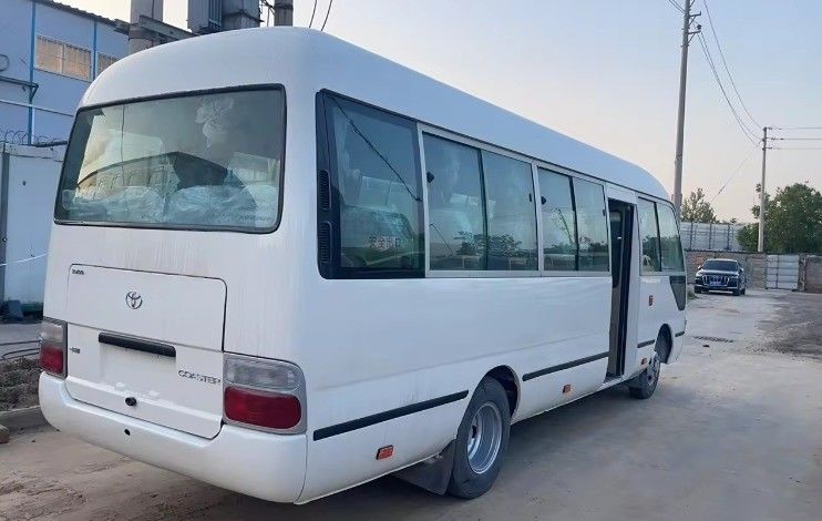 Autocarro Toyota Coaster de direção esquerda acessível com pneus 9.00R20 e 113/5200 Max Power