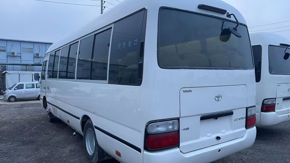 Direção esquerda Toyota Coaster Bus com 9.00R20 Pneus e 4L capacidade do motor