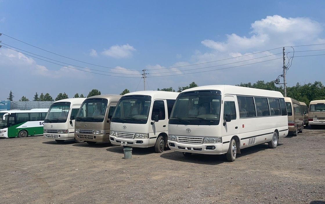 Autocarro Toyota Coaster de direção esquerda 26 lugares e 30 lugares Minibus com capacidade de motor 4L
