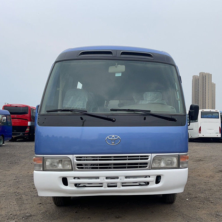 Requisito do cliente Compre um autocarro usado Toyota Coaster com 30 lugares e direção à esquerda