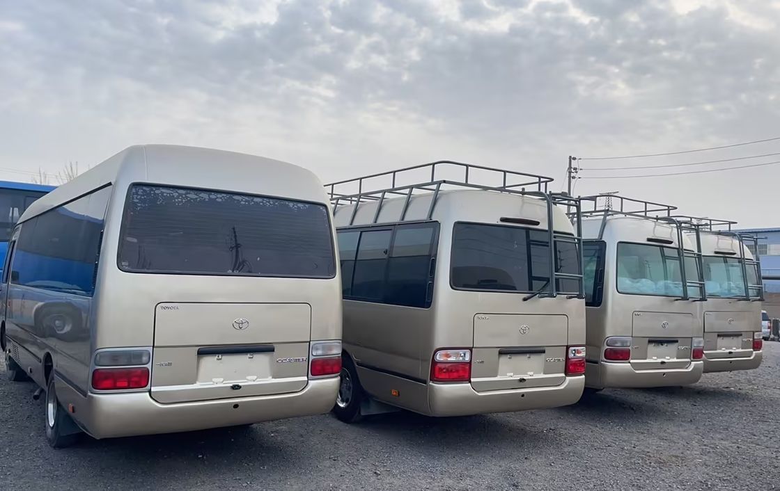 Ônibus de coaster com motor diesel 23-30 lugares em boas condições 6-8L capacidade para dentro do orçamento