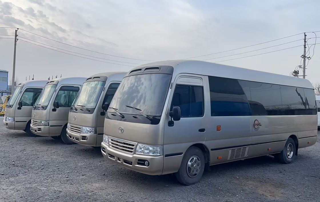 Ônibus de coaster com motor diesel 23-30 lugares em boas condições 6-8L capacidade para dentro do orçamento