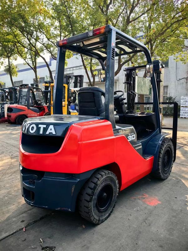 Forquilha Toyota Diesel de 3 toneladas 8F30 poderosa e acessível para obras de construção