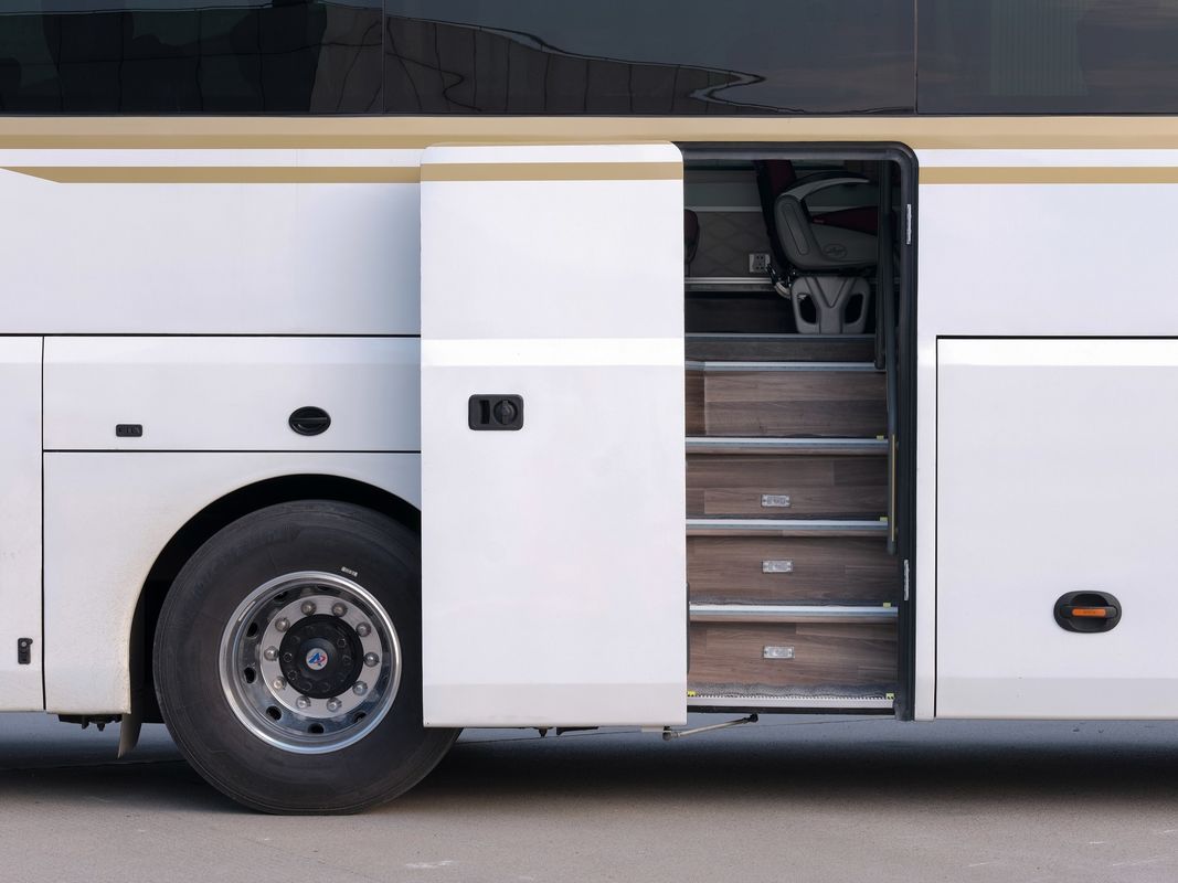 Ônibus de 50 lugares com motor de direção esquerda de capacidade de 8L Tipo de combustível garantido Diesel