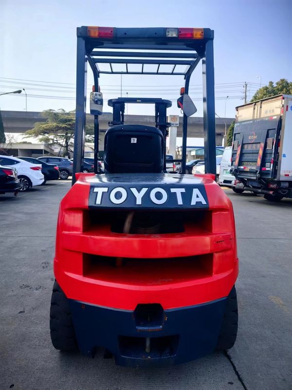 Caminhão elevador Toyota FD30 3 toneladas diesel usado com cor original