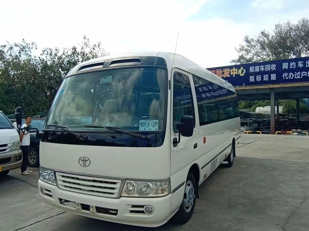 Autocarro de passageiros de 24 lugares Toyota Coaster Bus no Japão Confortável Estilo 7005 * 2040 * 2785mm