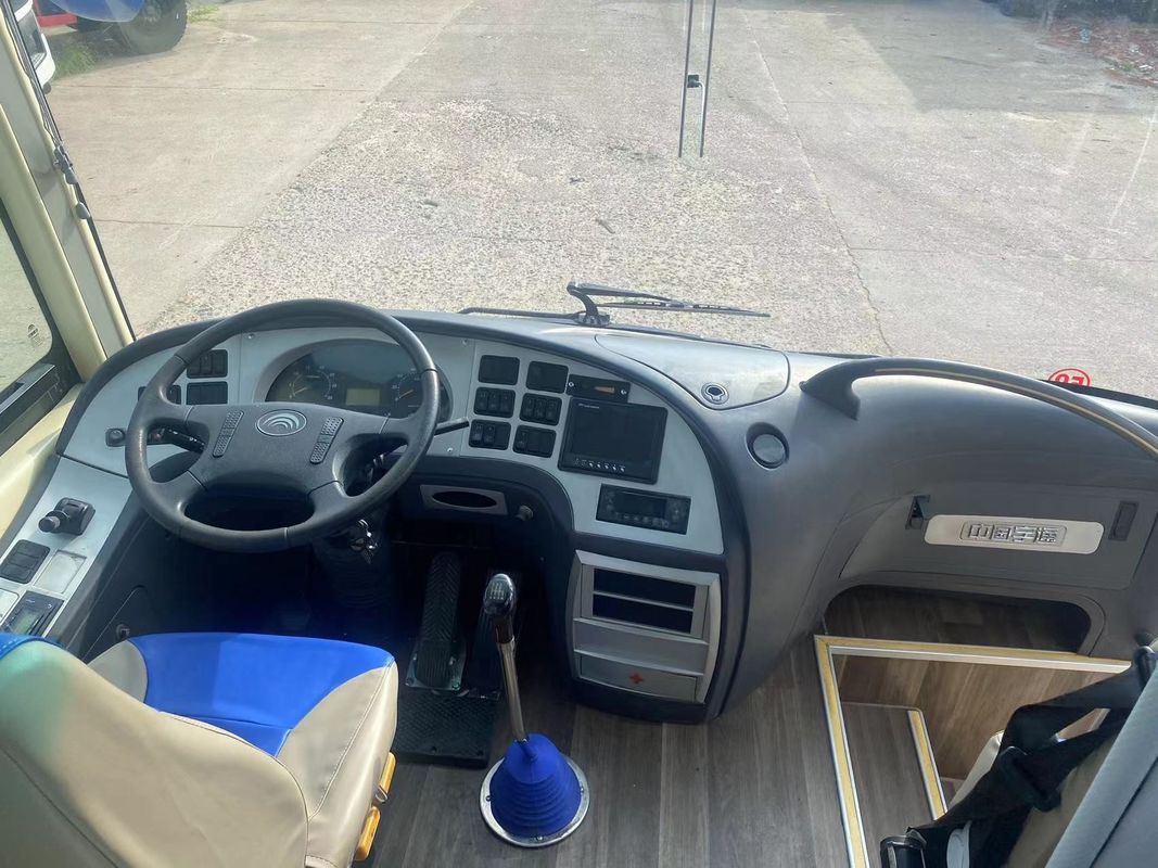 Experimente a melhor viagem com o nosso autocarro de luxo de 12 m RHD e suspensão de mola de folha