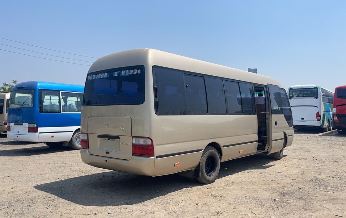 Autocarro de 17-30 lugares com transmissão manual e motor diesel em boas condições