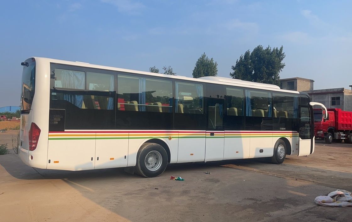 Autocarro de luxo de 62 lugares em África altamente reformado com capacidade de motor de 4-6L