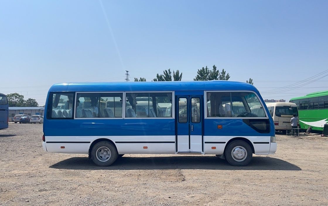 G.V.W Kg 5900 Autocarro de 30 lugares Toyota Coaster em bom estado para transporte de passageiros