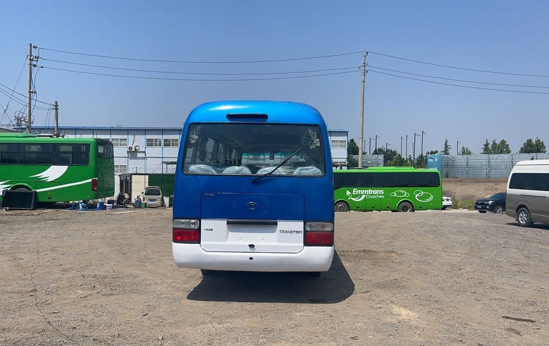 G.V.W Kg 5900 Autocarro de 30 lugares Toyota Coaster em bom estado para transporte de passageiros