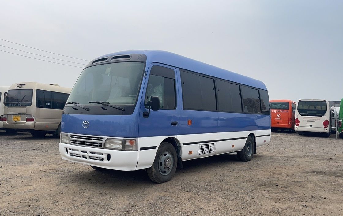 Autobus Toyota Coaster de 30 lugares com emissões Euro 3 e transmissão manual