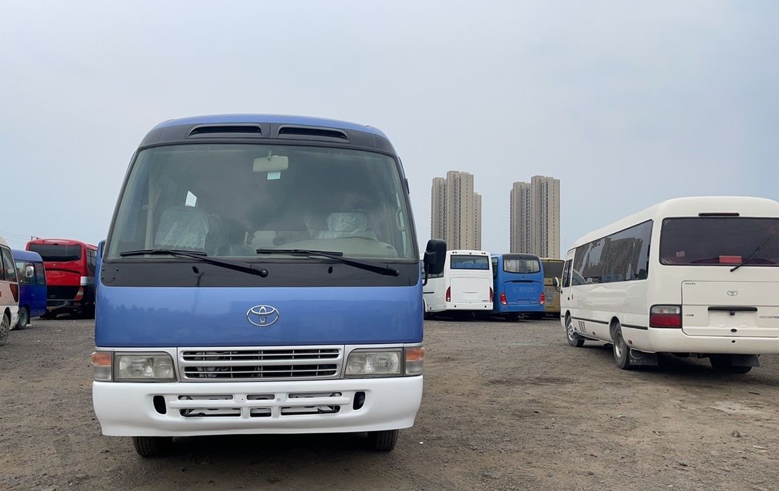 Autobus Toyota Coaster de 30 lugares com emissões Euro 3 e transmissão manual