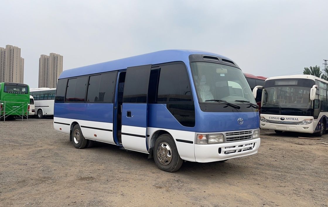 Autobus Toyota Coaster de 30 lugares com emissões Euro 3 e transmissão manual