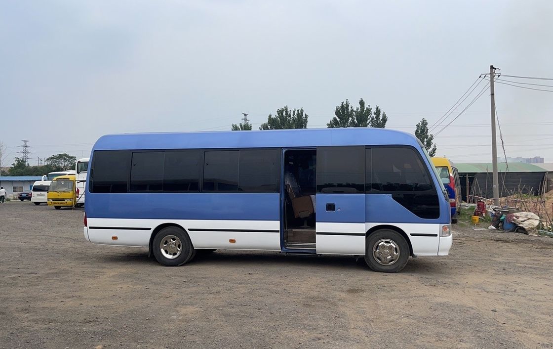 Autobus Toyota Coaster de 30 lugares com emissões Euro 3 e transmissão manual