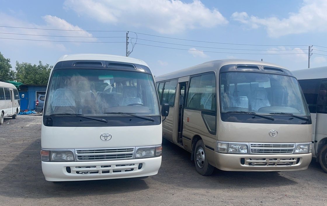 Autocarro Toyota Coaster usado com 30 lugares e norma de emissões EURO 3 em boas condições