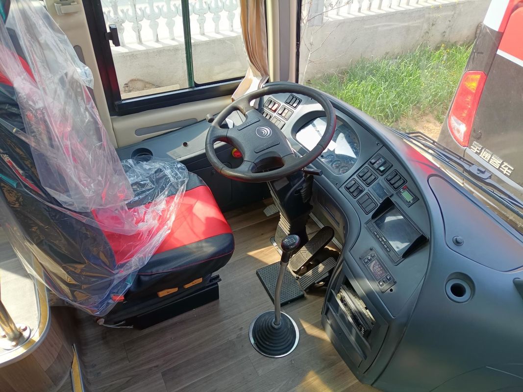 Autobuses e autocarros de luxo com motor dianteiro