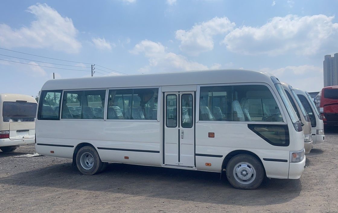 Autocarro Toyota Coaster usado com 30 lugares e norma de emissões EURO 3 em boas condições