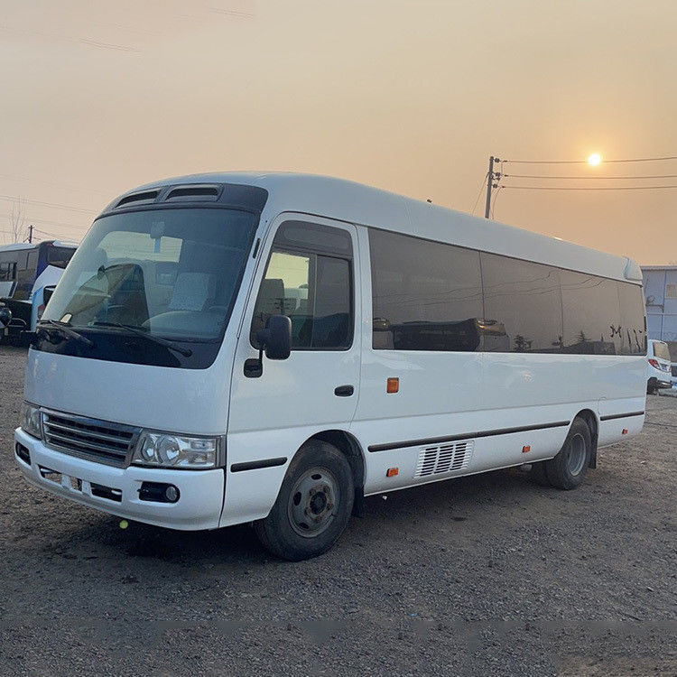 Autocarro Toyota Coaster de 30 lugares com motor diesel e norma de emissões Euro 3 em boas condições