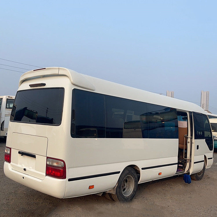 Autocarro Toyota Coaster de 30 lugares com motor diesel e norma de emissões Euro 3 em boas condições