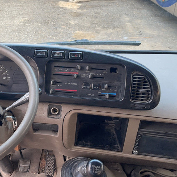 Autocarro Toyota Coaster de 30 lugares com motor diesel e norma de emissões Euro 3 em boas condições