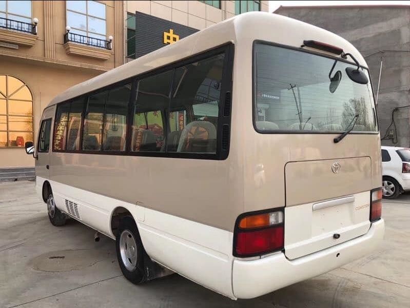 Torque máximo 340Nm/rpm Diesel 29 lugares Autocarros usados Toyota Coaster com tanque de óleo de 300L