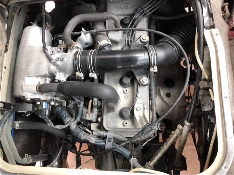 Torque máximo 340Nm/rpm Diesel 29 lugares Autocarros usados Toyota Coaster com tanque de óleo de 300L