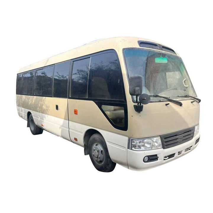 Autocarro Toyota Coaster de 30 lugares em boas condições com combustível diesel e peso bruto de 5900 kg