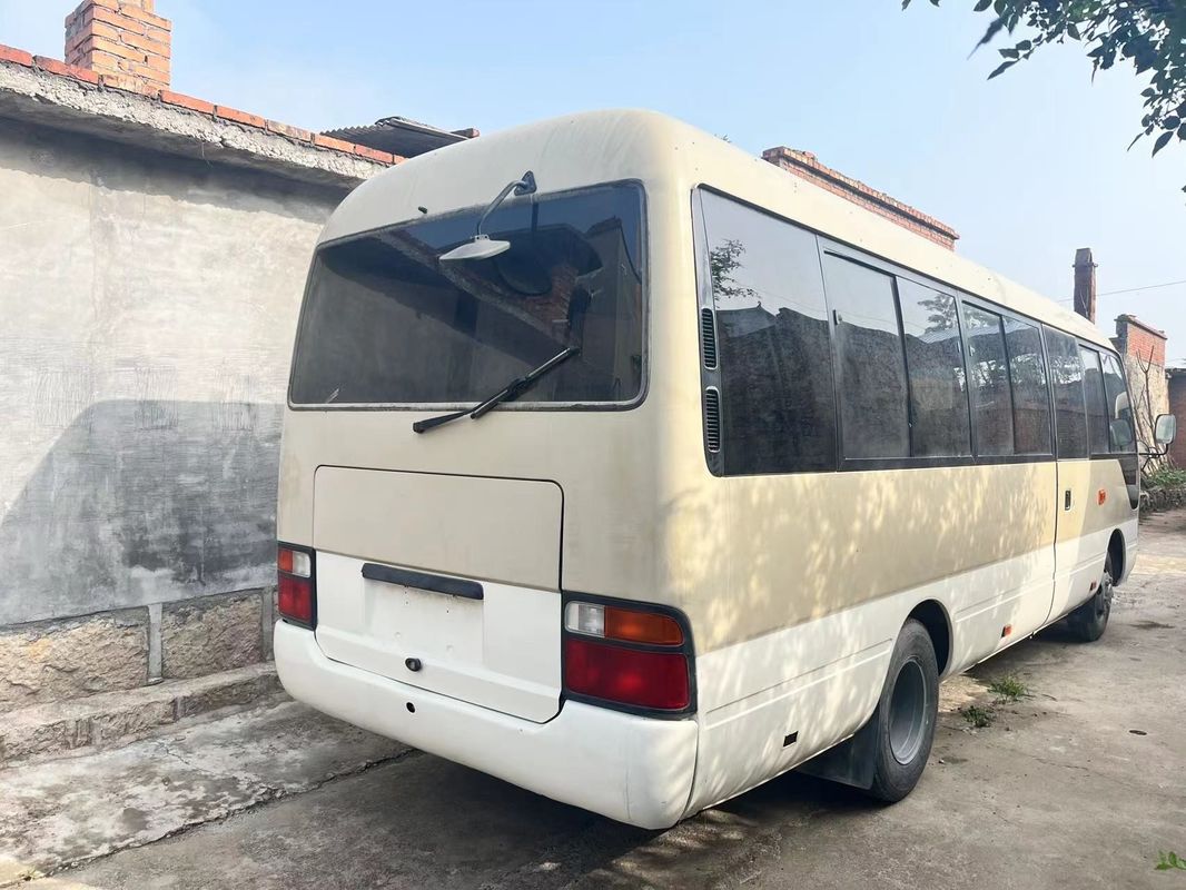 Autocarro Toyota Coaster de 30 lugares em boas condições com combustível diesel e peso bruto de 5900 kg