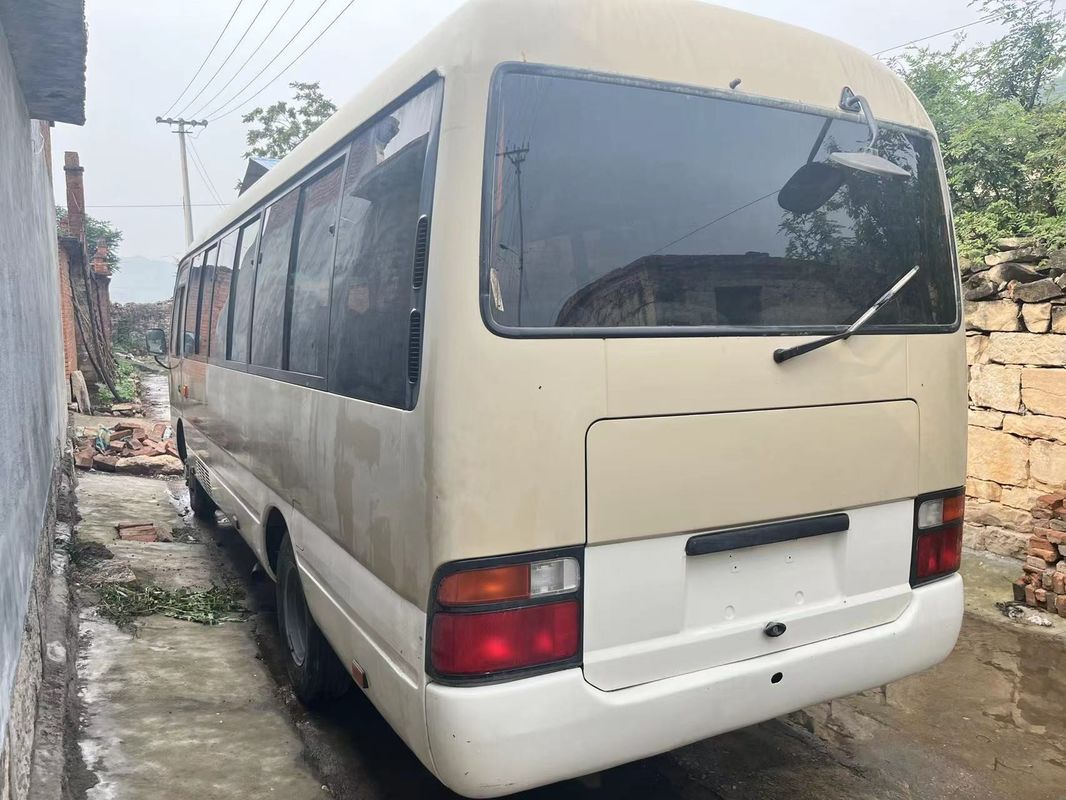 Autocarro Toyota Coaster de 30 lugares em boas condições com combustível diesel e peso bruto de 5900 kg