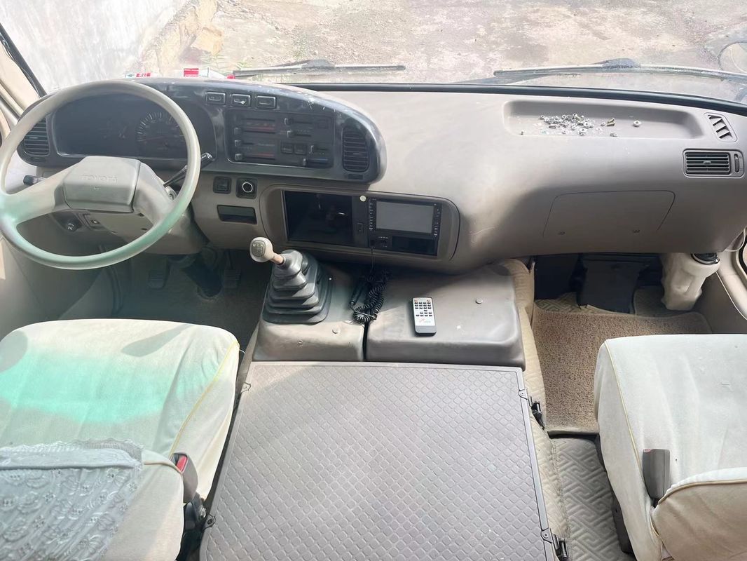 Autocarro Toyota Coaster de 30 lugares em boas condições com combustível diesel e peso bruto de 5900 kg