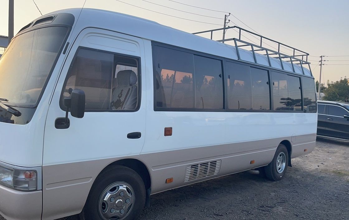 Usado Diesel 30 lugares Toyota Coaster ônibus Em bom estado LHD 7.00R16 Pneus G.V.W 5900 kg