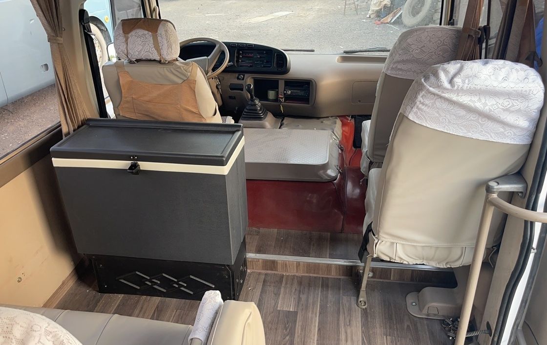 Usado Diesel 30 lugares Toyota Coaster ônibus Em bom estado LHD 7.00R16 Pneus G.V.W 5900 kg