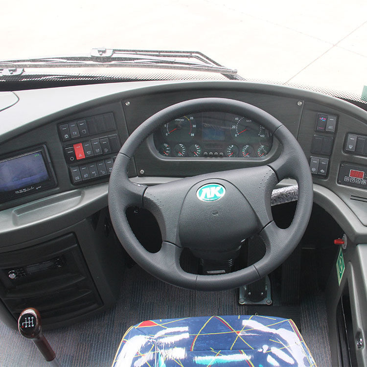 Autocarro de luxo de 38 lugares, com velocidade máxima de 100 km/h e peso de curva 9750