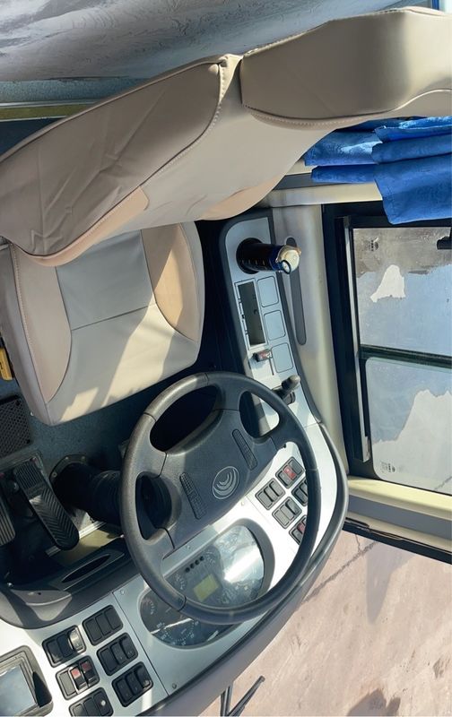Autobuses de passageiros de luxo de 51 lugares com motores traseiros espaçosos e confortáveis