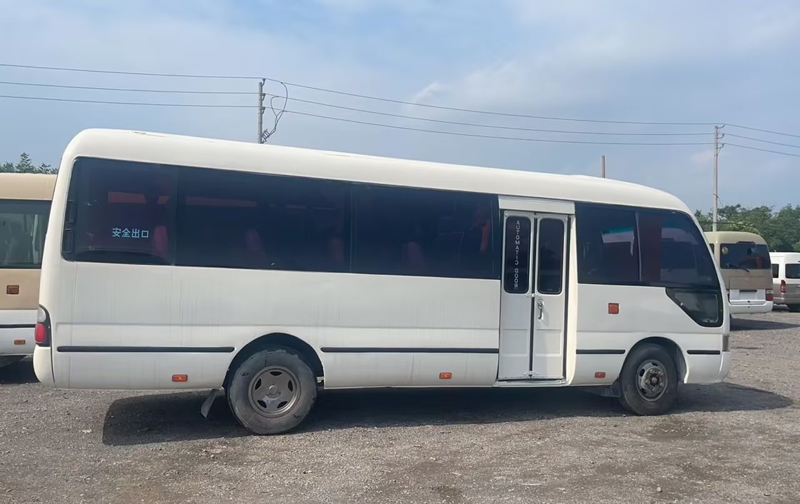 Autocarro Toyota Coaster de 30 lugares em excelente estado com capacidade de motor diesel de 6-8L
