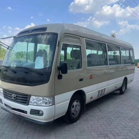 2023 Modelo de Bensina Toyota Coaster Bus 30 lugares Capacidade do motor 4L 7005*2040*2785mm