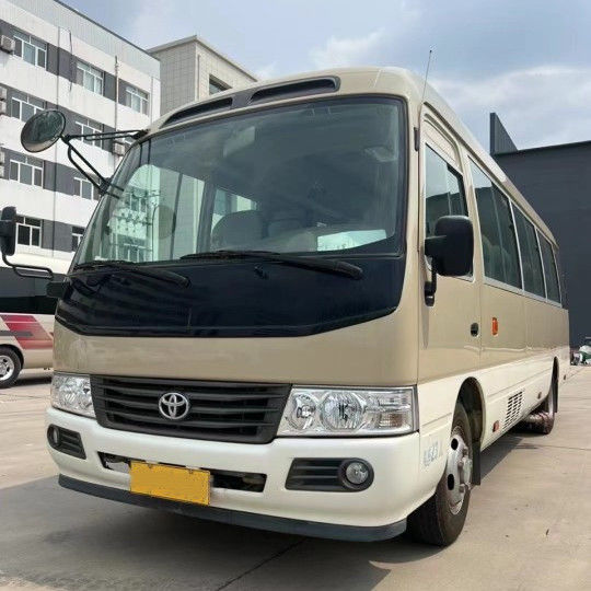 2023 Modelo de Bensina Toyota Coaster Bus 30 lugares Capacidade do motor 4L 7005*2040*2785mm