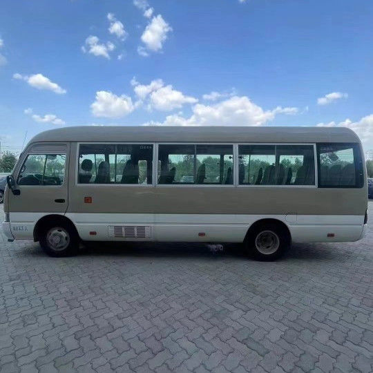 2023 Modelo de Bensina Toyota Coaster Bus 30 lugares Capacidade do motor 4L 7005*2040*2785mm