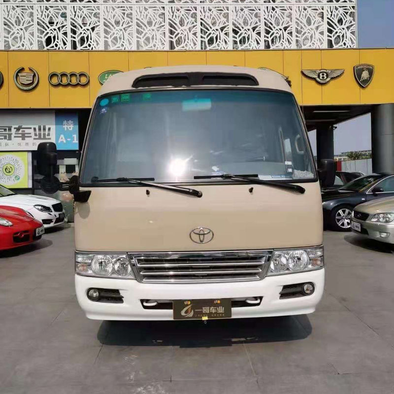 Autocarro Toyota Coaster Diesel de 30 lugares com transmissão manual e velocidade máxima de 120 km/h