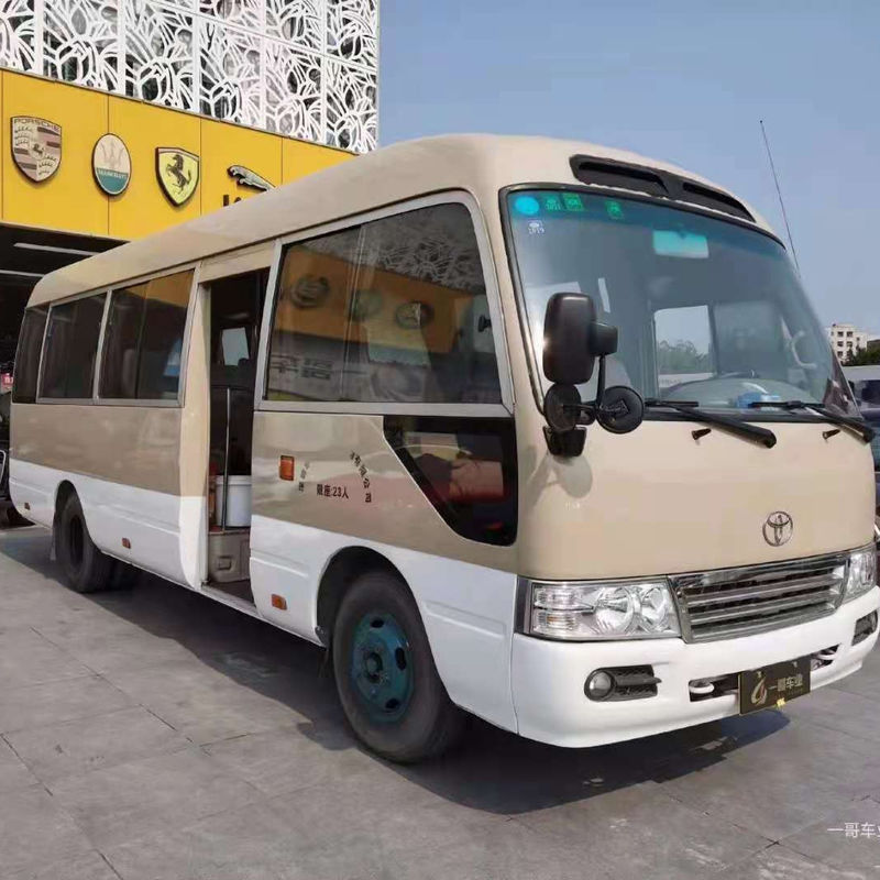 Autocarro Toyota Coaster Diesel de 30 lugares com transmissão manual e velocidade máxima de 120 km/h