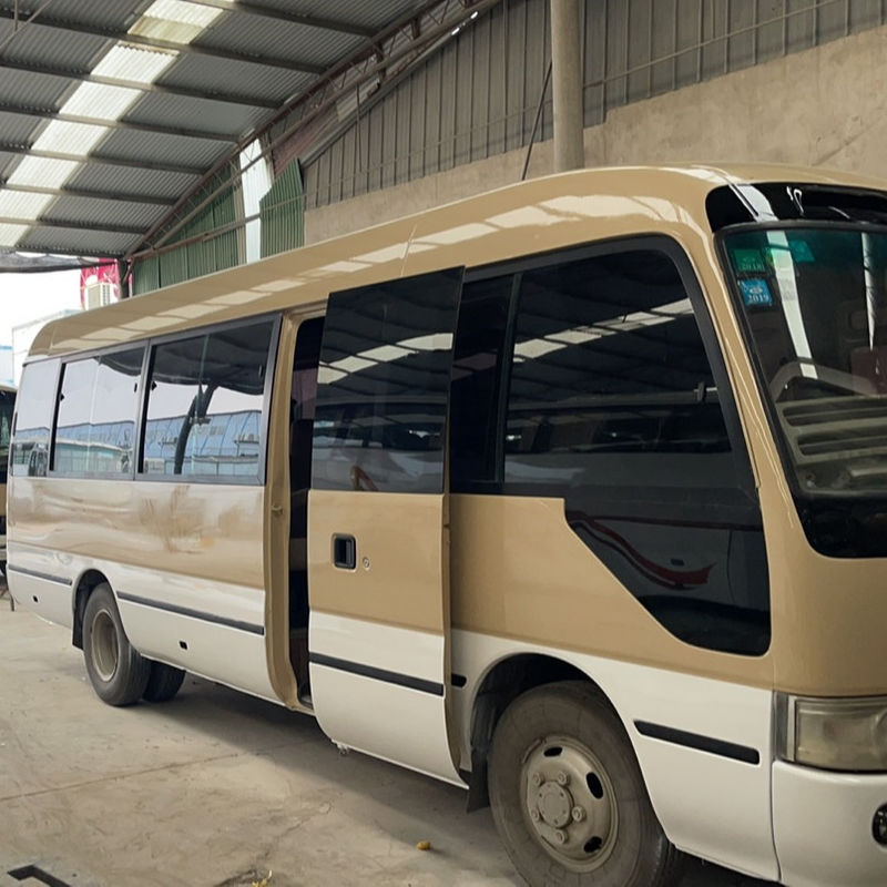 Autocarro Toyota Coaster Diesel de 30 lugares com transmissão manual e velocidade máxima de 120 km/h