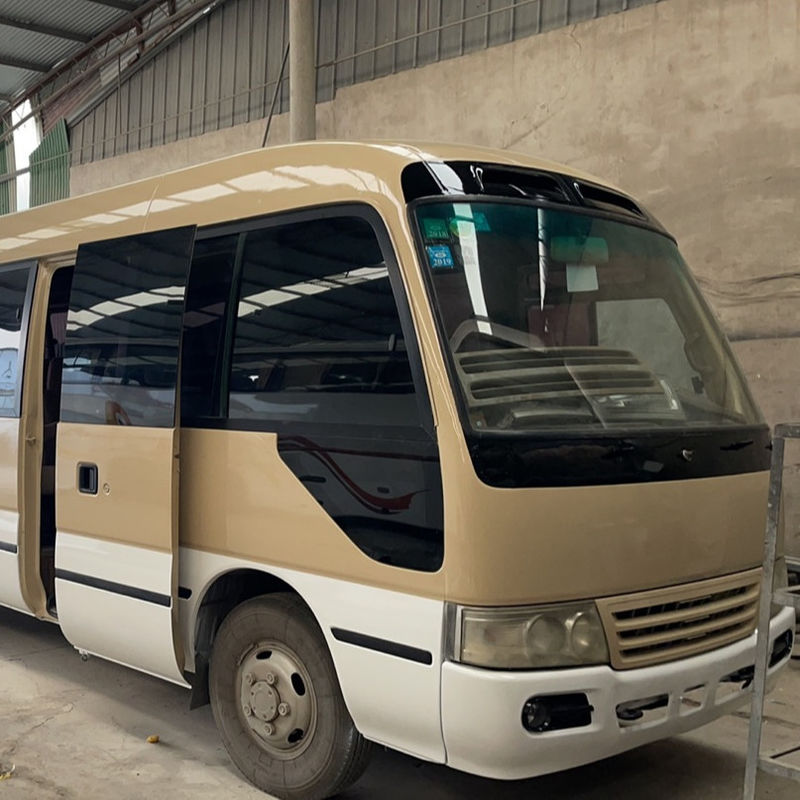 Autocarro Toyota Coaster Diesel de 30 lugares com transmissão manual e velocidade máxima de 120 km/h