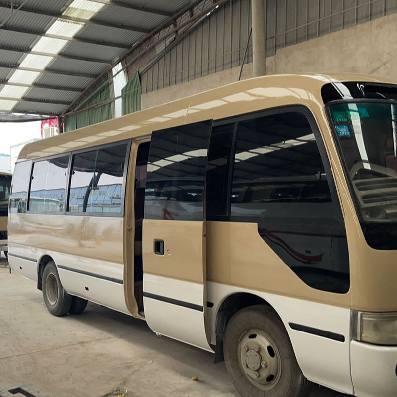 Autocarro Toyota Coaster em boas condições com pneus 7.00R16 e base de rodas de 3935 mm