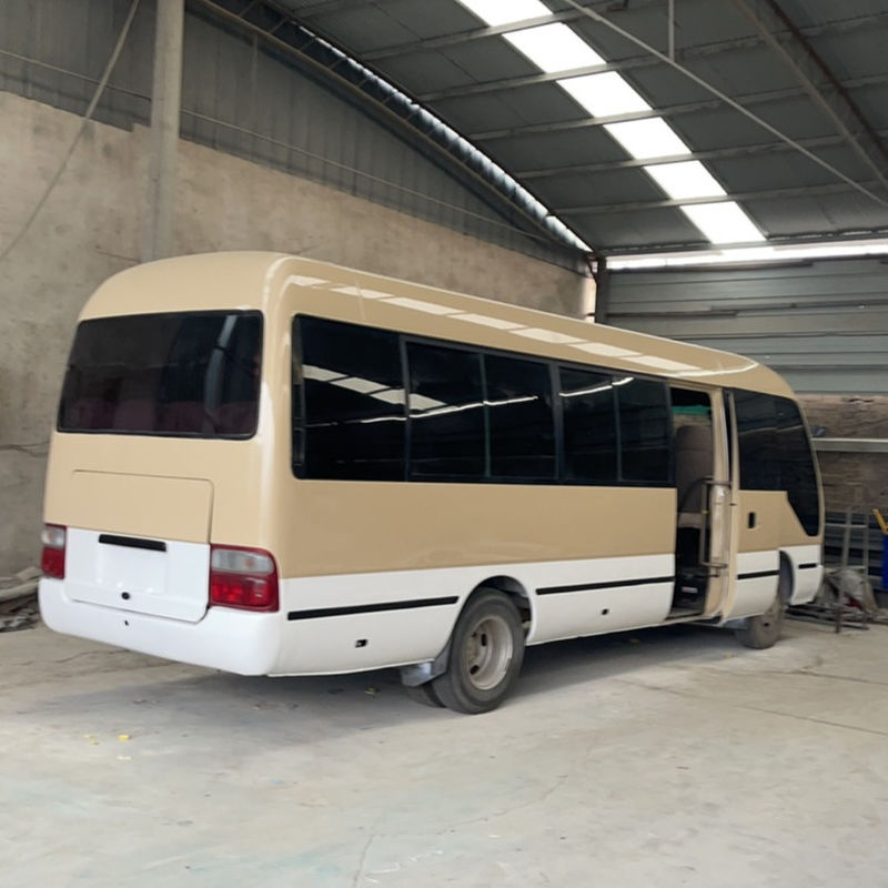 Autocarro Toyota Coaster em boas condições com pneus 7.00R16 e base de rodas de 3935 mm