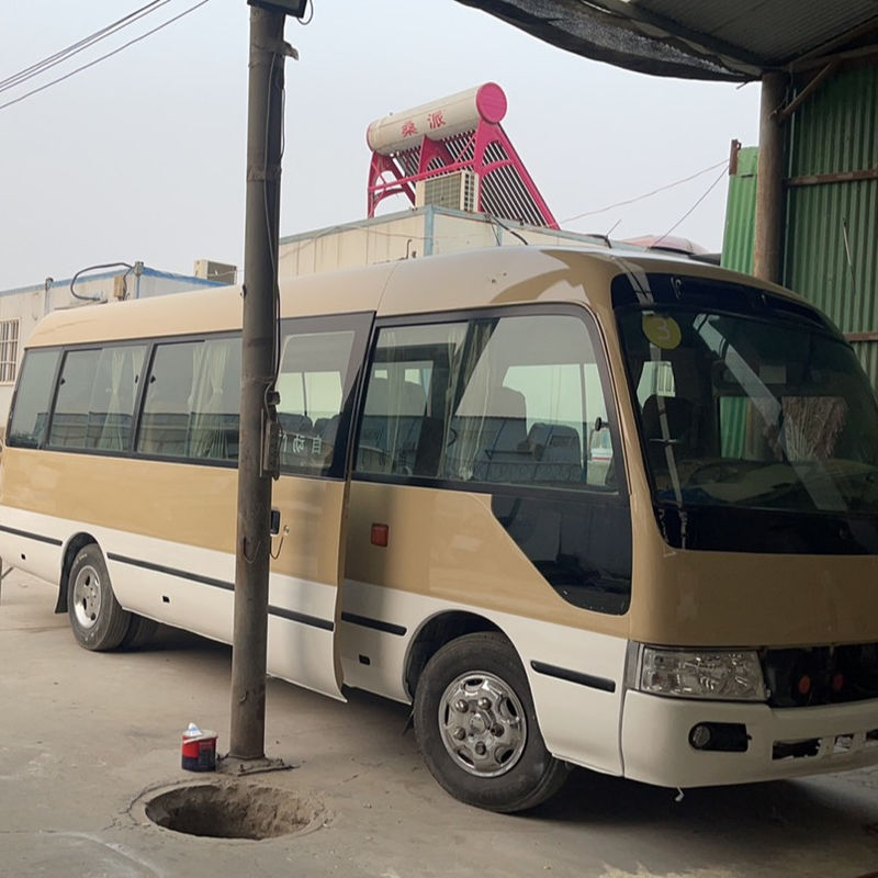 Autocarro Toyota Coaster em boas condições com pneus 7.00R16 e base de rodas de 3935 mm