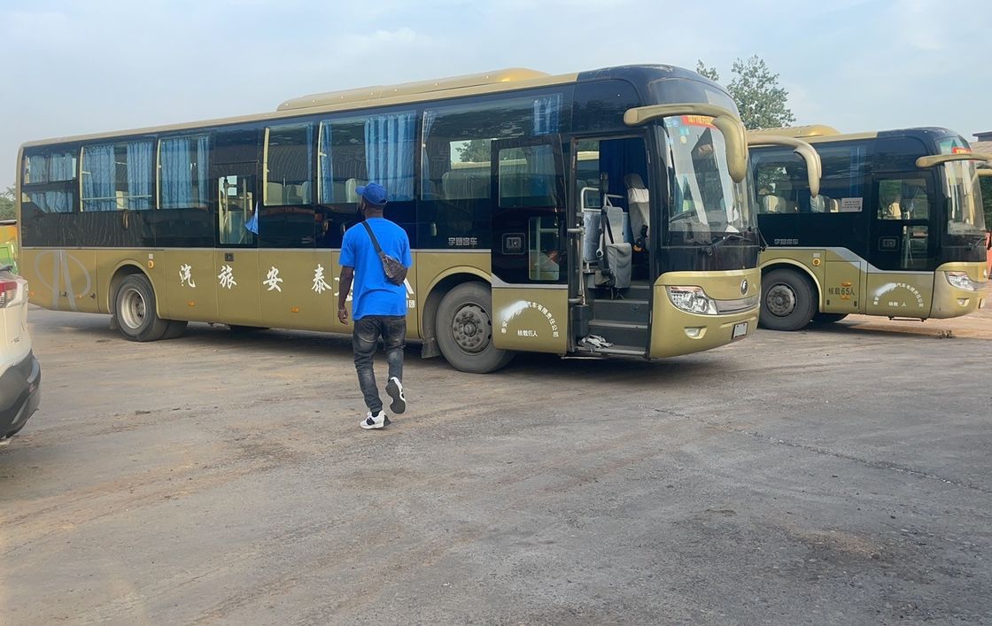 Parque de 65 lugares LHD Tour Bus com Euro 3 emissões padrão e suspensão de mola de folha