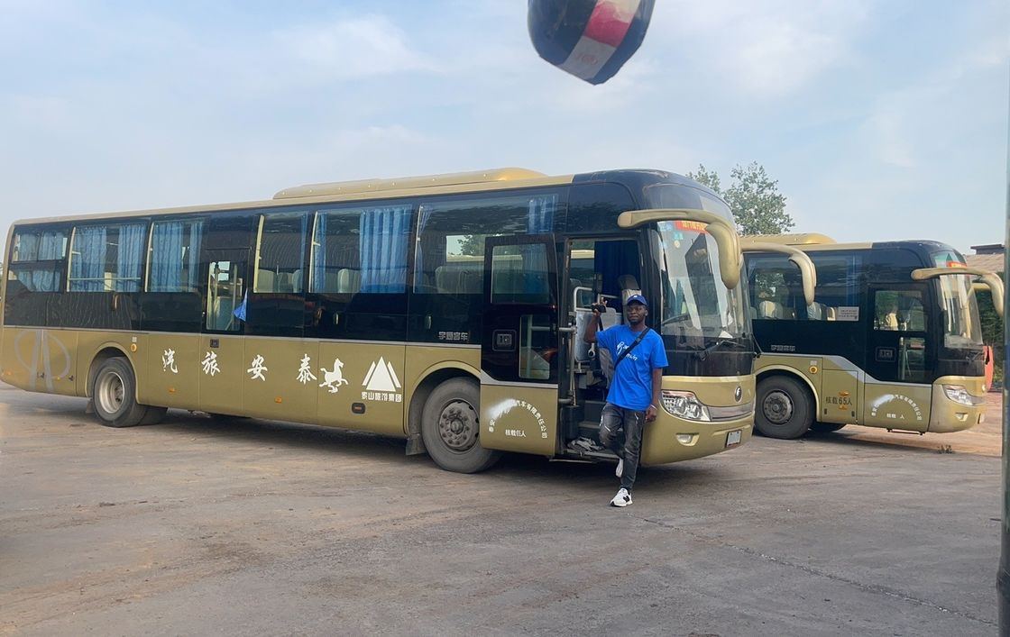Parque de 65 lugares LHD Tour Bus com Euro 3 emissões padrão e suspensão de mola de folha