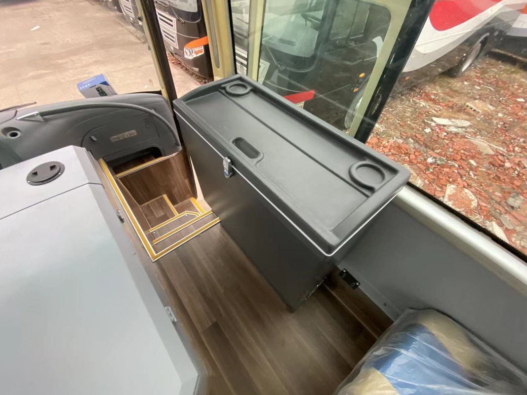 Autocarro de passageiros diesel 57 usado com transmissão manual e em boas condições