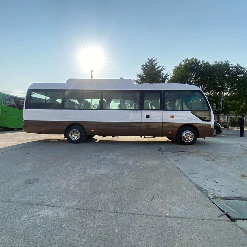 LHD RHD 30 assentos Toyo ta Coaster Bus com 70L tanque de combustível e 4500-6700ml de deslocamento